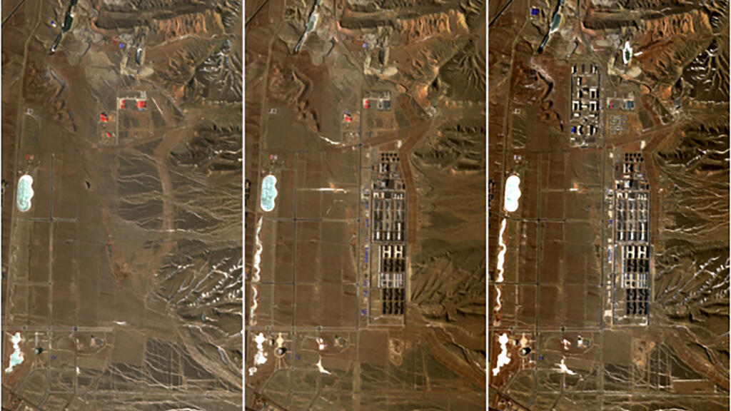 Cette combinaison d'images satellites publiées le lundi 1er février 2021 par Copernicus, le programme d'observation de la Terre de l'Union européenne, montre un centre de détention près de Dabancheng, dans la région du Xinjiang, en Chine. Les images satellites montrent que certains des camps ont été fermés et que d'autres ont été agrandis ou convertis en prisons, selon les analystes.