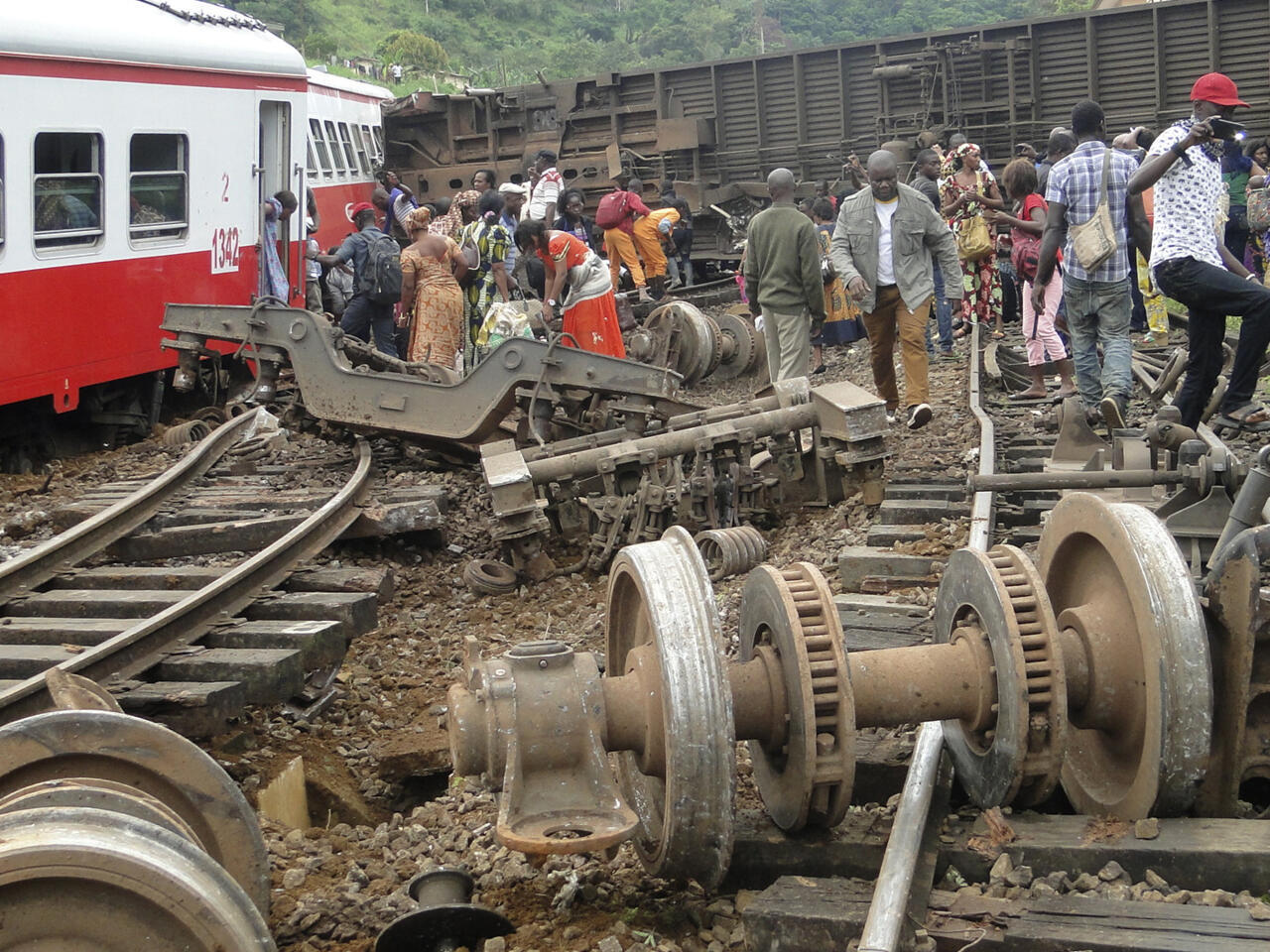 Apolline Est En Train De Naviguer Sur Le Web Cameroun: des familles de victimes en colère après la catastrophe  ferroviaire
