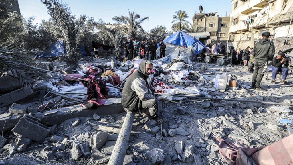 Des personnes au milieu des décombres d'une mosquée et d'abris de fortune détruits par les frappes israéliennes à Deir El-Balah, dans le centre de la bande de Gaza, le 2 mars 2024.