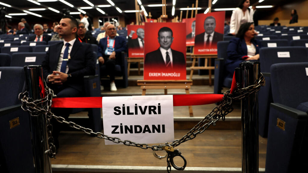 Le bras de fer continue en Turquie, entre la justice et la principale formation d'opposition