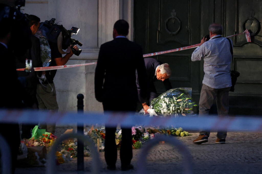 O presidente de Portugal, Marcelo Rebelo de Sousa, deixa flores no local do descarrilamento e acidente do bonde Gloria, em Lisboa, Portugal, em 4 de setembro de 2025.