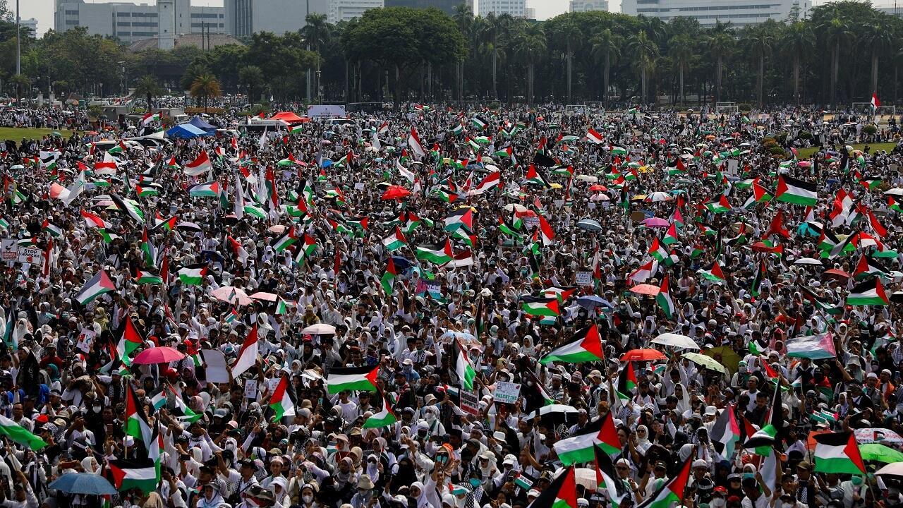 Des milliers de personnes se sont réunis à Jakarta en Indonésie pour manifester leur soutien aux Palestiniens de Gaza, le 5 novembre 2023.