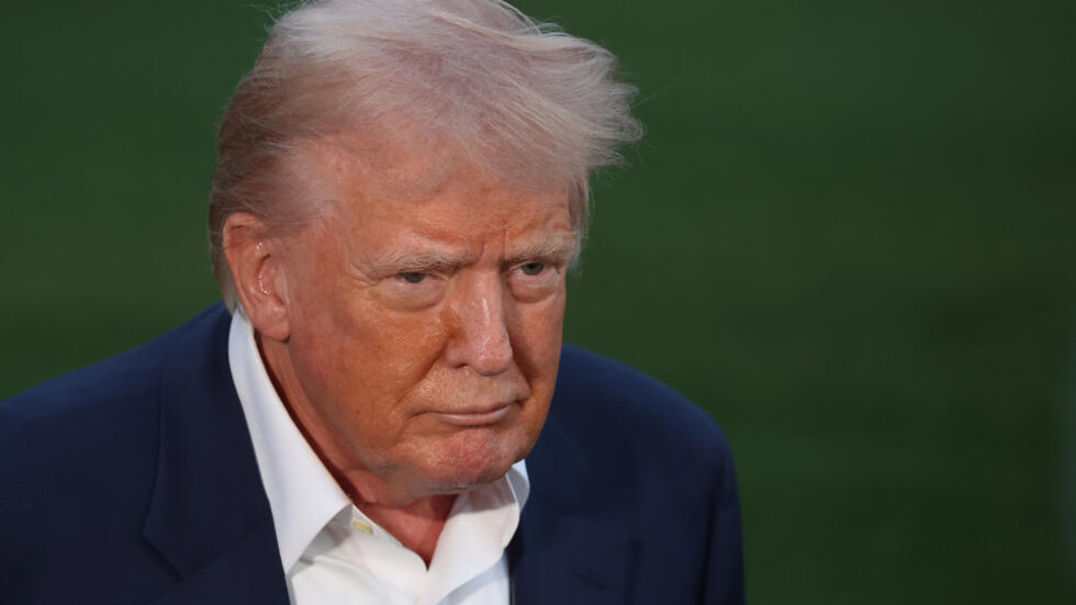 El presidente de Estados Unidos, Donald Trump, responde a preguntas de la prensa al regresar a la Casa Blanca en Washington, el 4 de mayo de 2025.