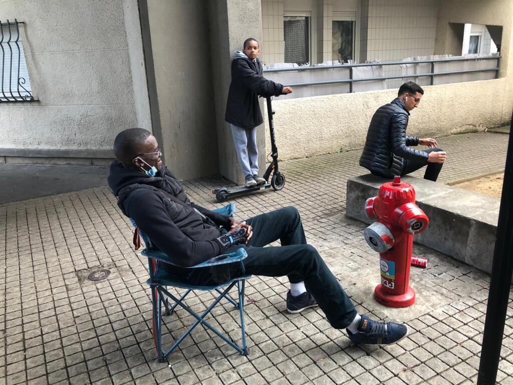 Djibril, 35 ans sur sa chaise pliante, place Jules Vallès à Evry en région parisienne