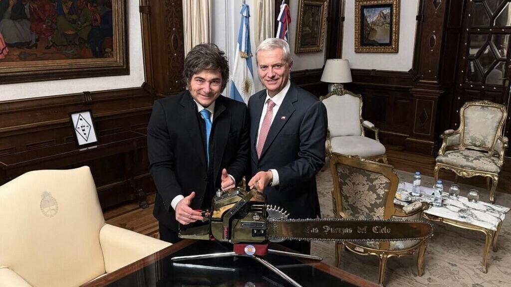 En Argentine, le nouveau président chilien, José Antonio Kast, affiche sa proximité avec Javier Milei