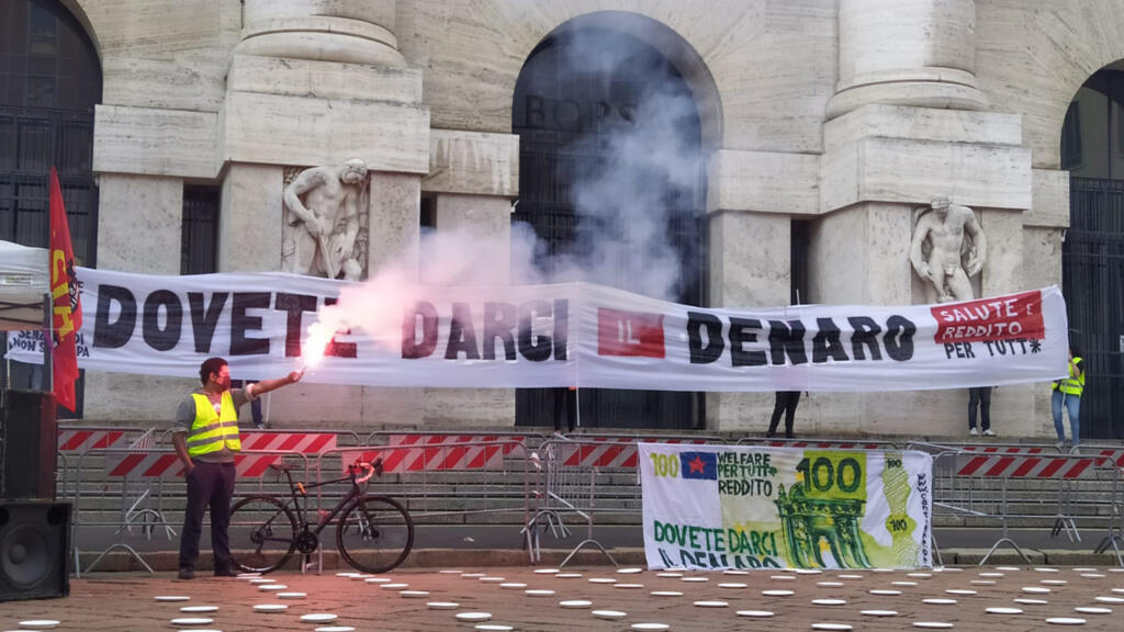 "Vous devez nous donner l'argent. Santé et revenu pour tous". Revendication de plusieurs comités lors d'une flashmob Piazza Affari devant la Bourse de Milan.