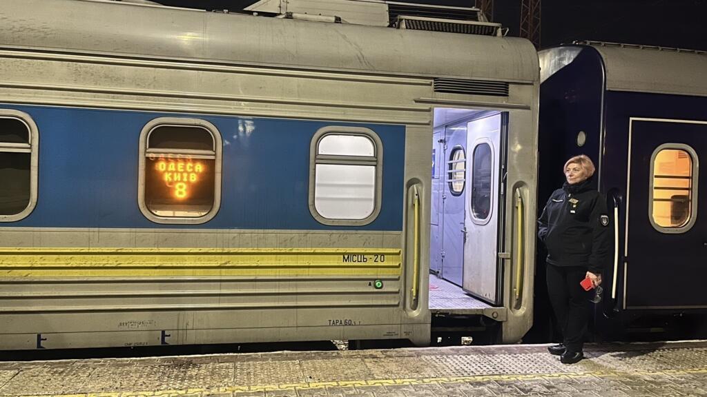 Ukraine: malgré les attaques contre le système ferroviaire, les passagers continuent de prendre le train