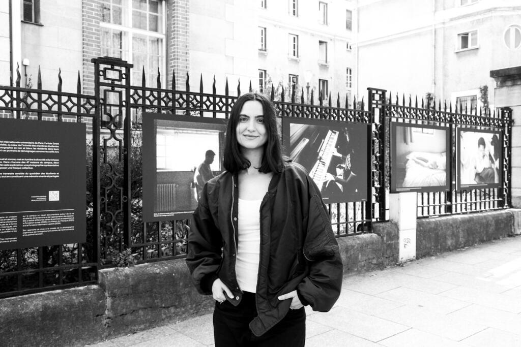 Sared Ramirez, cinéaste-photographe devant l'installation à la CIUP "nos chambres"