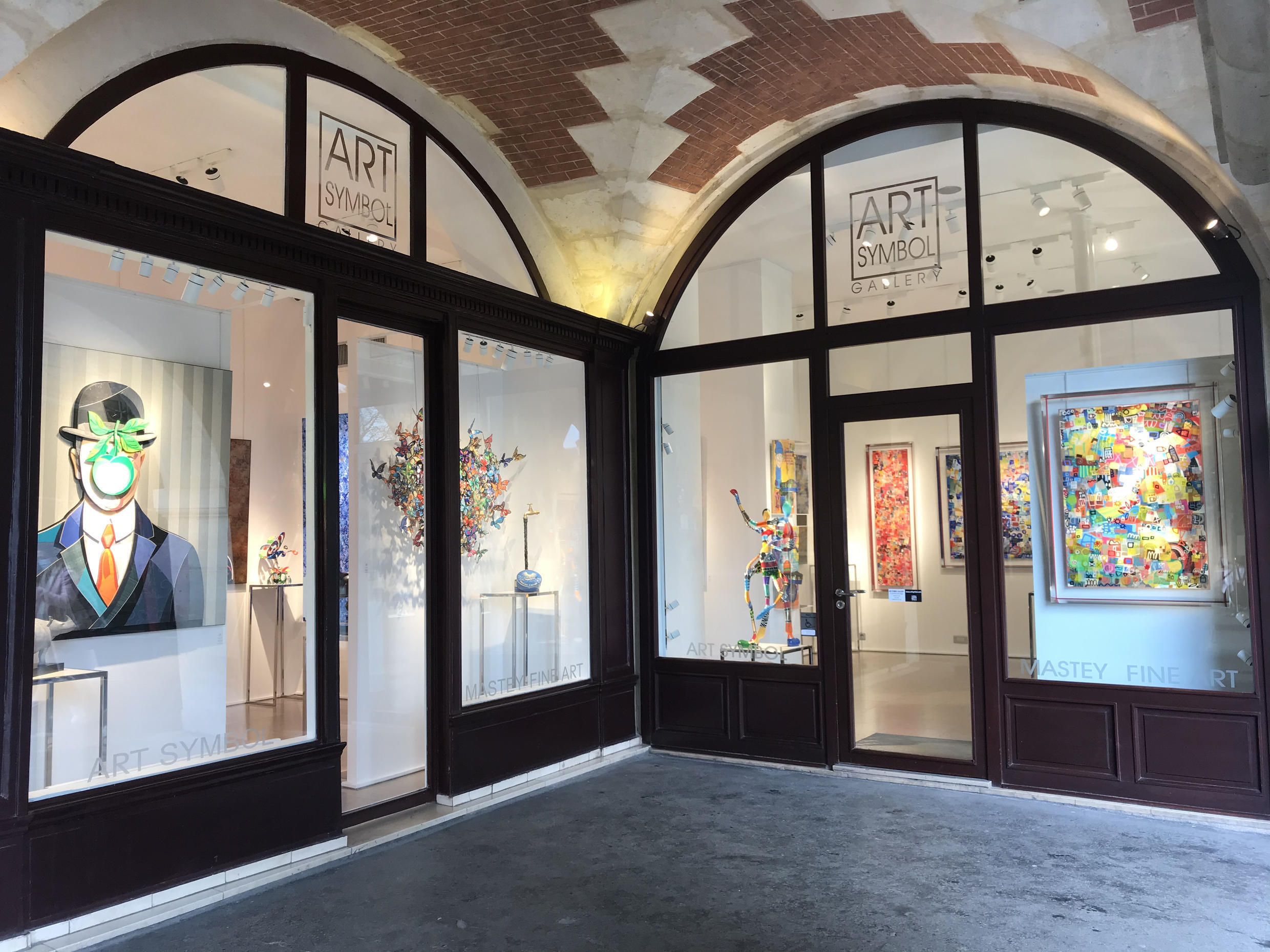 Paris art galleries still visitors as museums remain shut