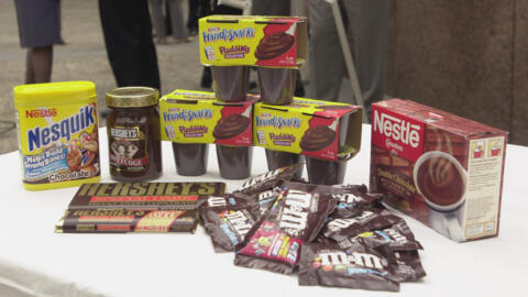 Il s'agit d'une photo des produits chocolatés exposés à Los Angeles le mercredi 8 mai 2002, par les locataires d'un procès contre les principaux fabricants de chocolat, dont Nestlé, Kraft et Hershey's, alléguant que leur chocolat contient du plomb et du cadmium et recherchant des étiquettes d'avertissement alertant les amateurs de chocolat de tout danger potentiel.