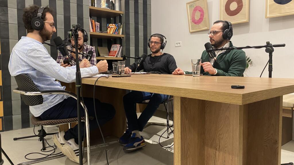 Au programme du podcast tourné ce jour-là, le statut des professions libérales en Tunisie. Pas de présentateur attitré. Le plus compétent des membres du collectif conduit les débats. Mehdi Jemaa, expert-comptable et membre d’Alert, tient la barre pour cette émission.
