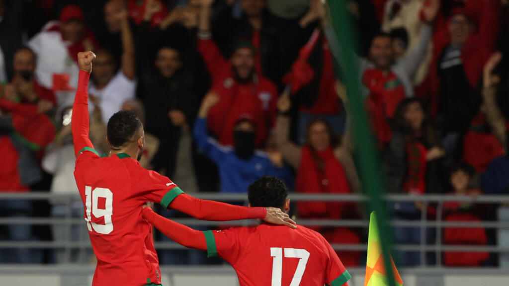 Sofiane Boufal (camisa 17) e Youssef En-Nesyri comemoram o primeiro gol do Marrocos marcado pela primeira vez contra o Brasil, em Tânger, 25 de março de 2023.