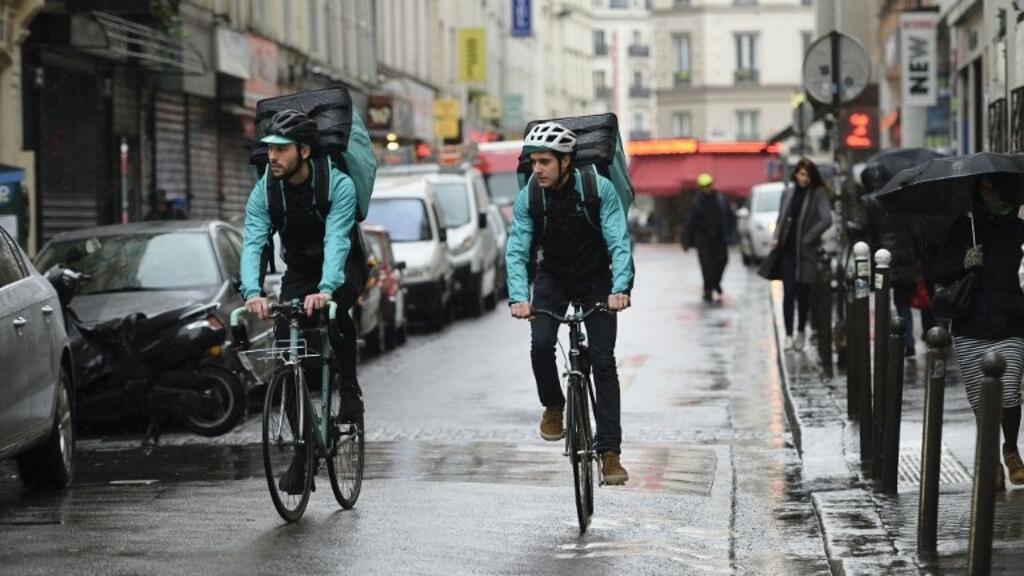 Des livreurs Deliveroo dans les rues de Paris.