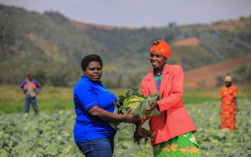 Léonie Uwamariya avec une agricultrice