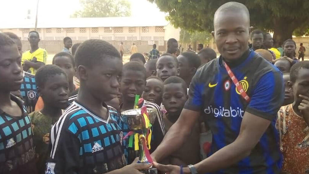 Remise du trophée juniors à l’équipe de Sobitè.
