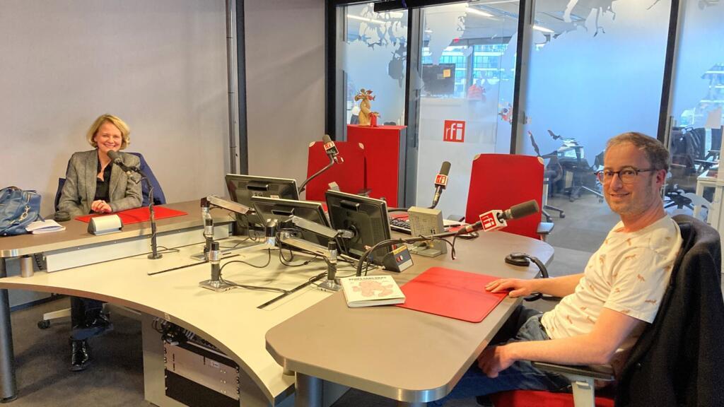 Mélanie Déchalotte et Pierrick Juin, les auteurs de « Bébés sans bras, un déni sanitaire » dans le studio de RFI.