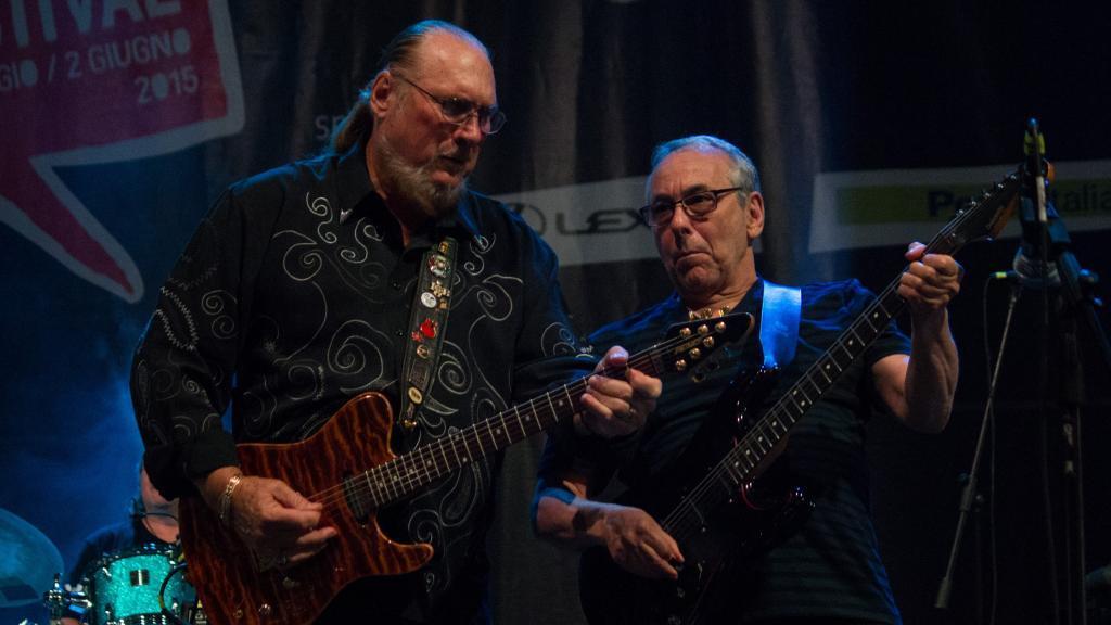 Steve Cropper et John Tropea, en concert avec le "Blues Brothers Band", lors de la 4ème édition du Festival de jazz de Turin, en 2015.