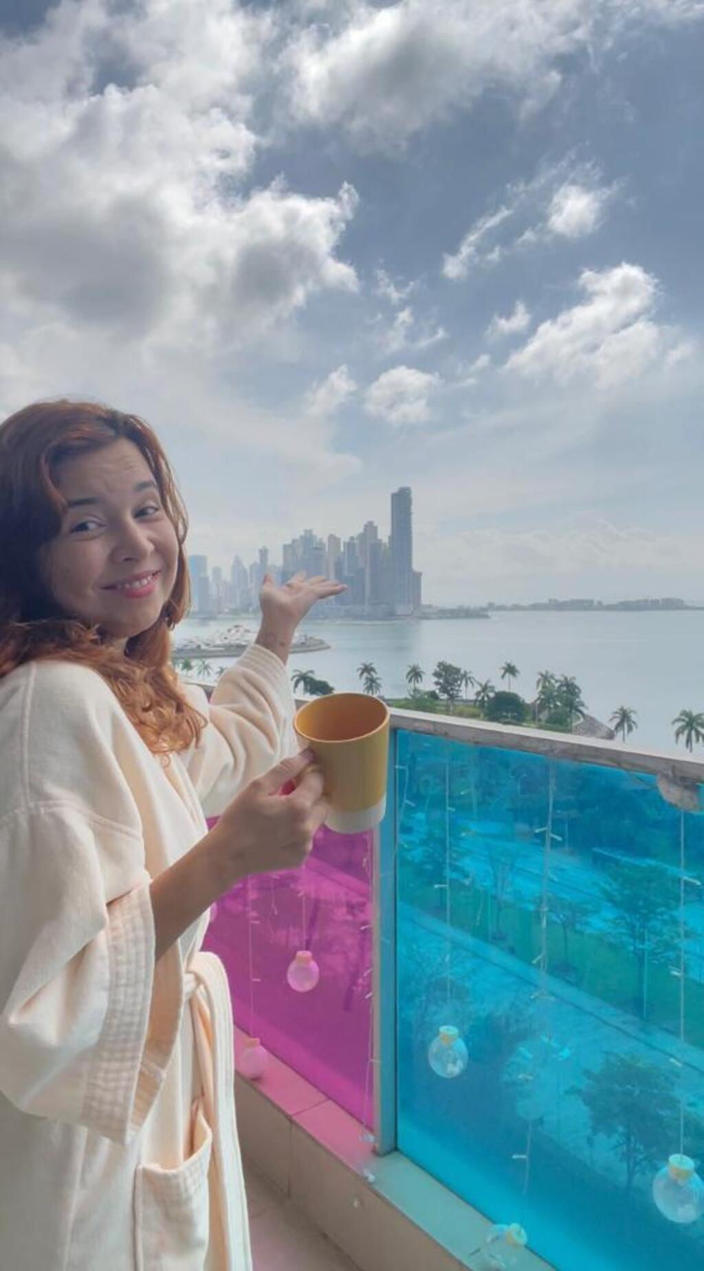Viviane Naves saúda seus seguidores com seu habitual "Buenos días, Panamá" a partir de sua varanda.