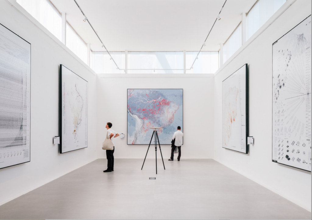 Sala da exposição Muros de Ar, na sede do Instituto Guimarães Rosa do México.