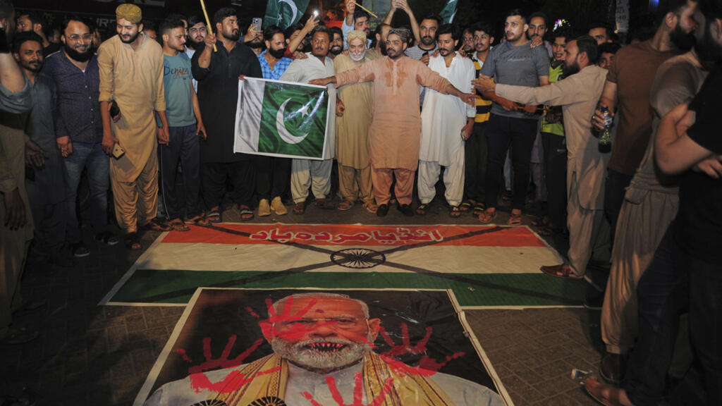 Des Pakistanais manifestent pour condamner les frappes de missiles indiens, à Hyderabad, au Pakistan, le mercredi 7 mai 2025.