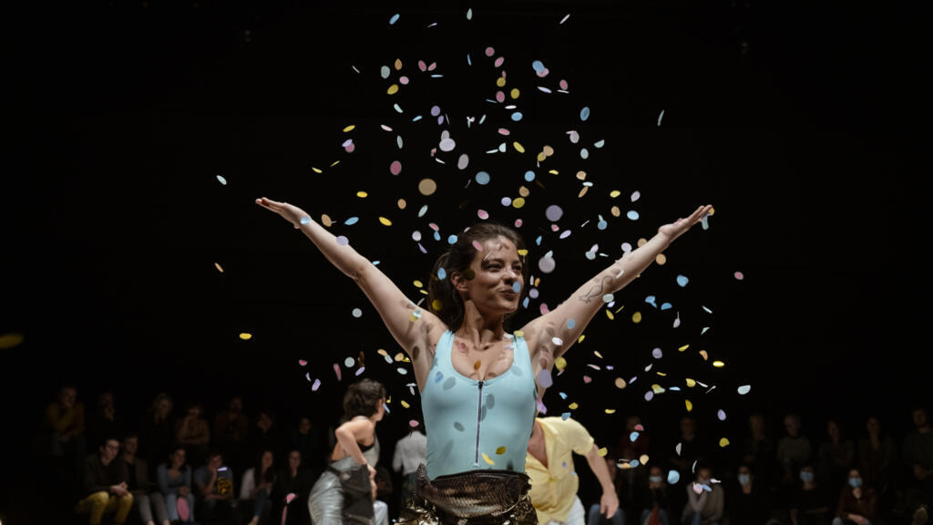 Maíra Moraes no espetáculo '23 Fragments de ces derniers jours" (23 fragmentos dos últimos dias), em cartaz no Teatro Silvia Monfort, em Paris, até 18 de fevereiro de 2023.