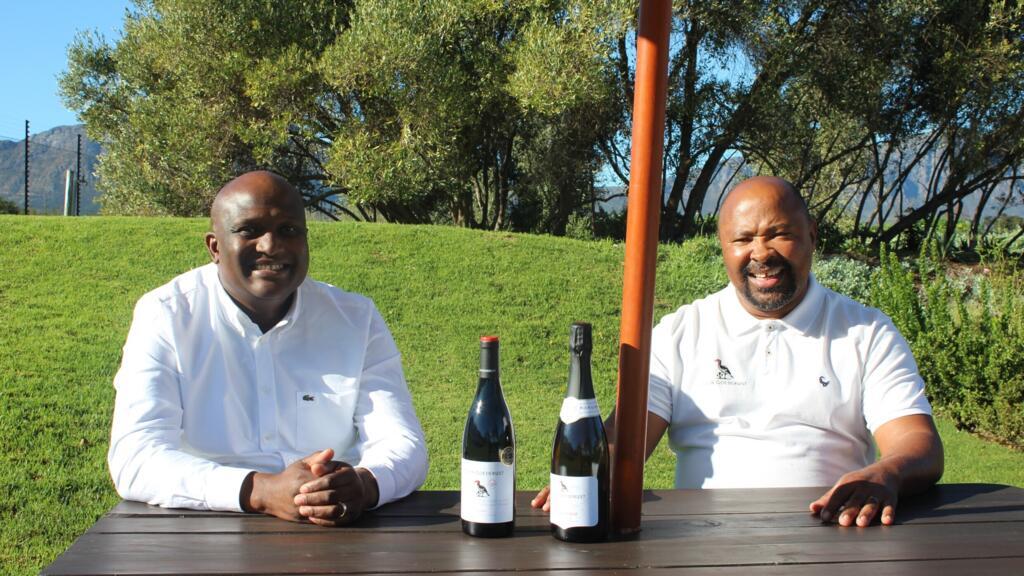 Paul Siguqa (gauche) et Rodney Zimba (droite), sur le domaine de Klein Goederust, première propriété viticole de la région de Franschhoek a être détenue à 100% par un entrepreneur noir.