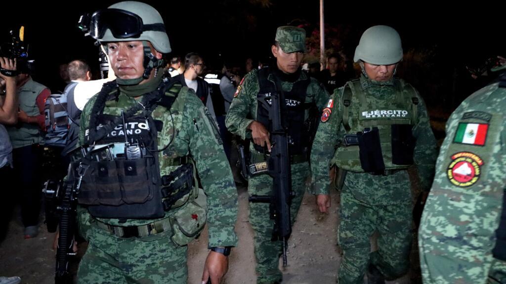 Des militaires et des experts médico-légaux collectent des preuves après un attentat à l'explosif contre des policiers et des employés du bureau du procureur de l'État, à Tlajomulco de Zuniga, dans l'État de Jalisco, au Mexique, le 12 juillet 2023.