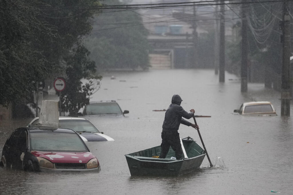 Homem se locomove de barco pelas ruas de São Leopoldo, no Rio Grande do Sul. (11/05/2024)