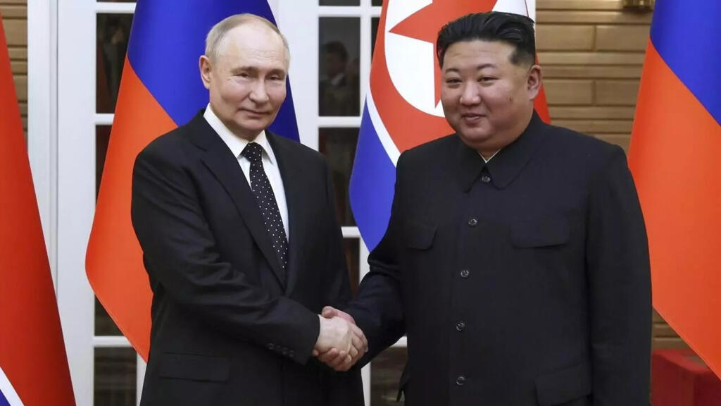 Le président russe Vladimir Poutine (à gauche) serrant la main du leader nord-coréen Kim Jong-un (à droite) à Pyongyang, le 19 juin 2024.