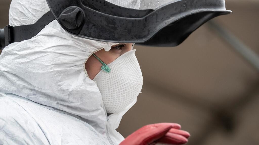 Le personnel soignant est au front pendant cette épidémie de coronavirus où désormais 1,7 milliard de personnes dans le monde sont confinées.