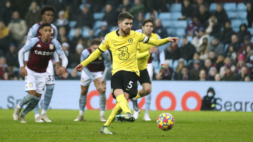 Le milieu de terrain de Chelsea Jorginho a marqué deux pénaltys sur la pelouse d'Aston Villa, le 26 décembre 2021.