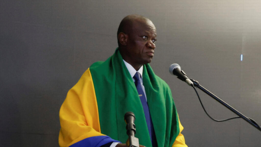 Brice Clotaire Oligui Nguema s'exprime après l'annonce des résultats provisoires de l'élection présidentielle gabonaise de 2025, au siège du Rassemblement des Bâtisseurs (RdB) à Libreville, Gabon, le 13 avril 2025.