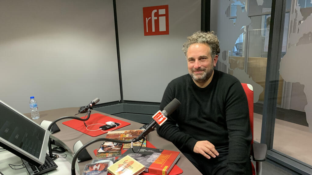 Florent Mazzoleni au micro de Joe Farmer à RFI.