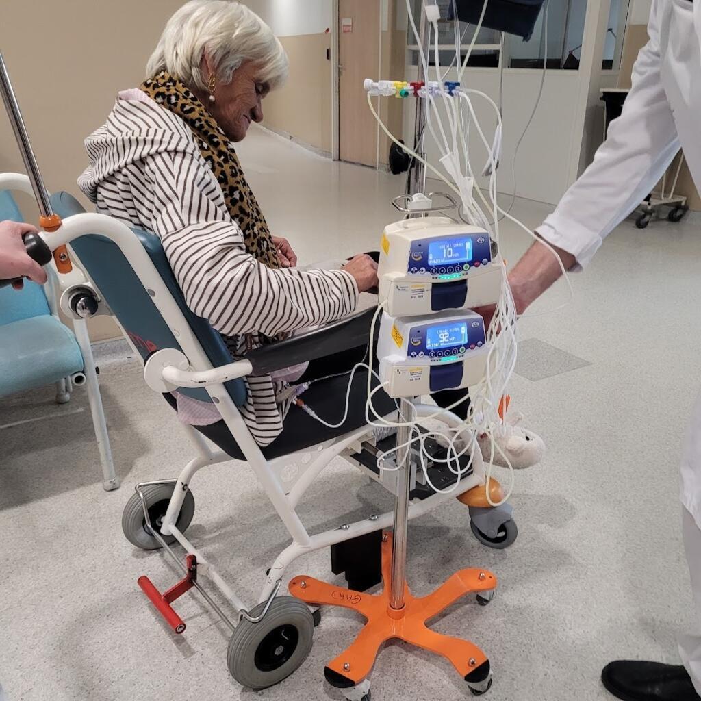 Dispositivo, que foi patenteado, permite fixar diretamente suportes de soro a cadeiras de rodas sem transferir infusões