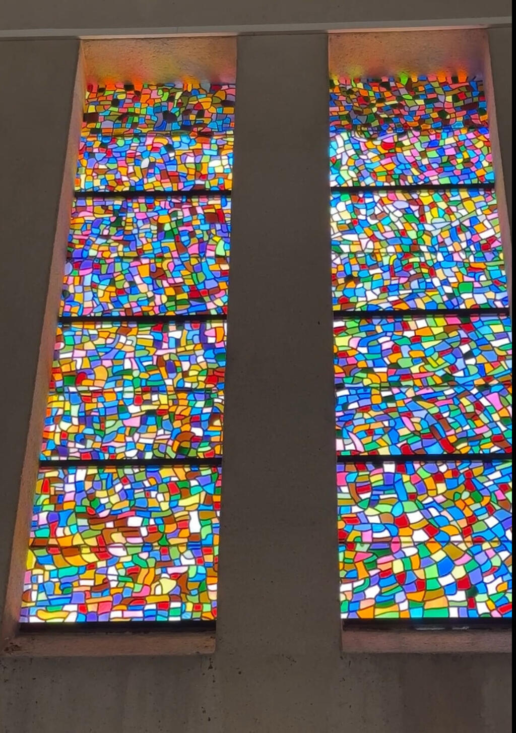 Dois dos 16 vitrais criados a partir dos desenhos de Rodrigo Salgado, que permanecerão em definitivo no prédio da igreja do Sagrado Coração de Reims, na França.