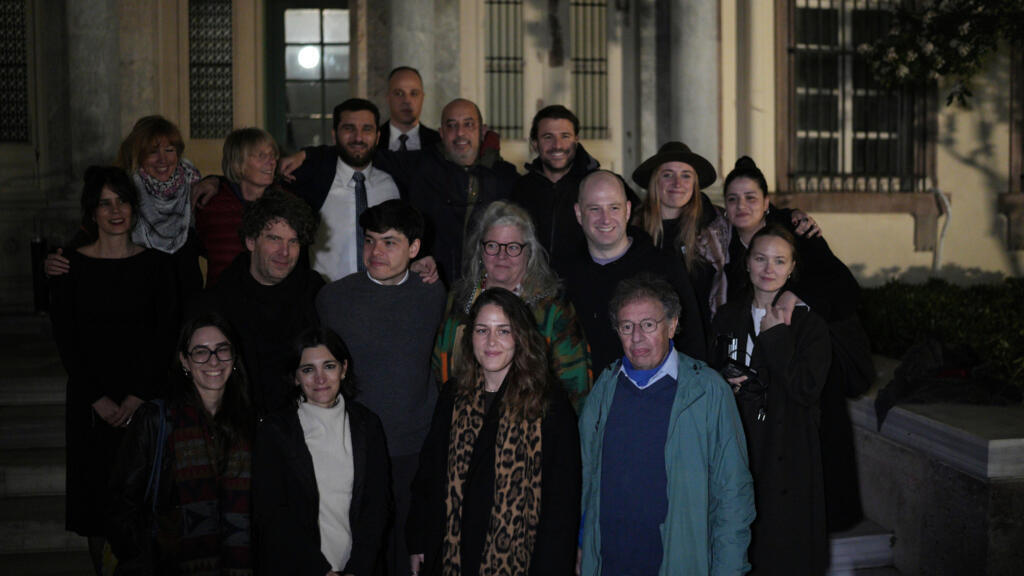 À la Une: à Lesbos en Grèce, 24 humanitaires acquittés