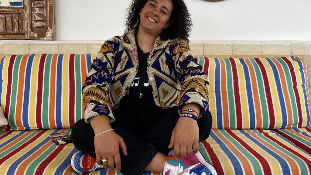 Hind Ennaira, chez elle à Essaouira, avant son concert au festival Gnaoua 2025.