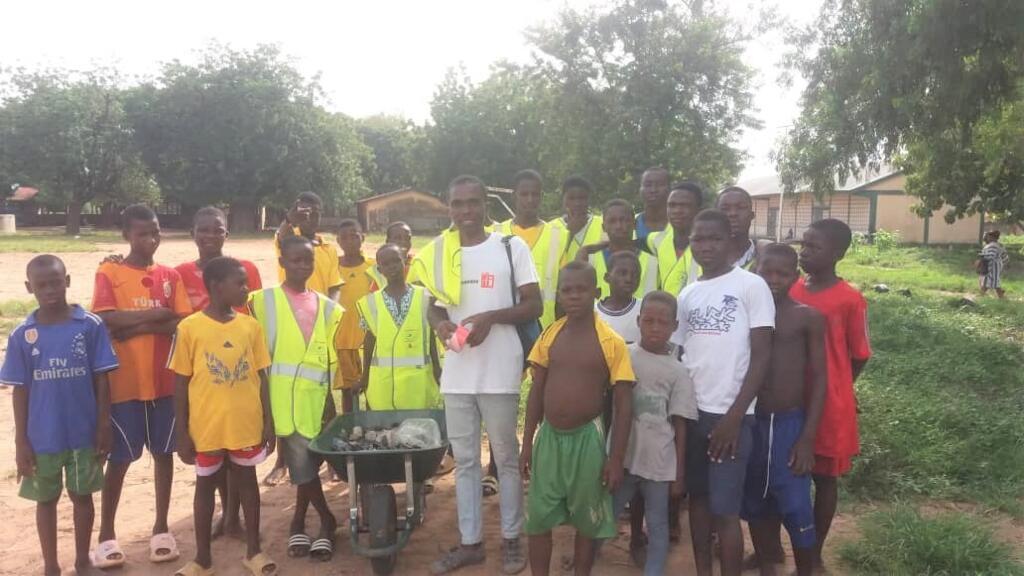 Des jeunes volontaires pour le ramassage des déchets.