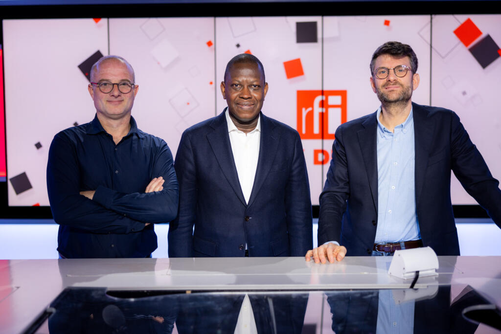 Kako Nubukpo, entouré de Bruno Faure et de Julien Clémençot.