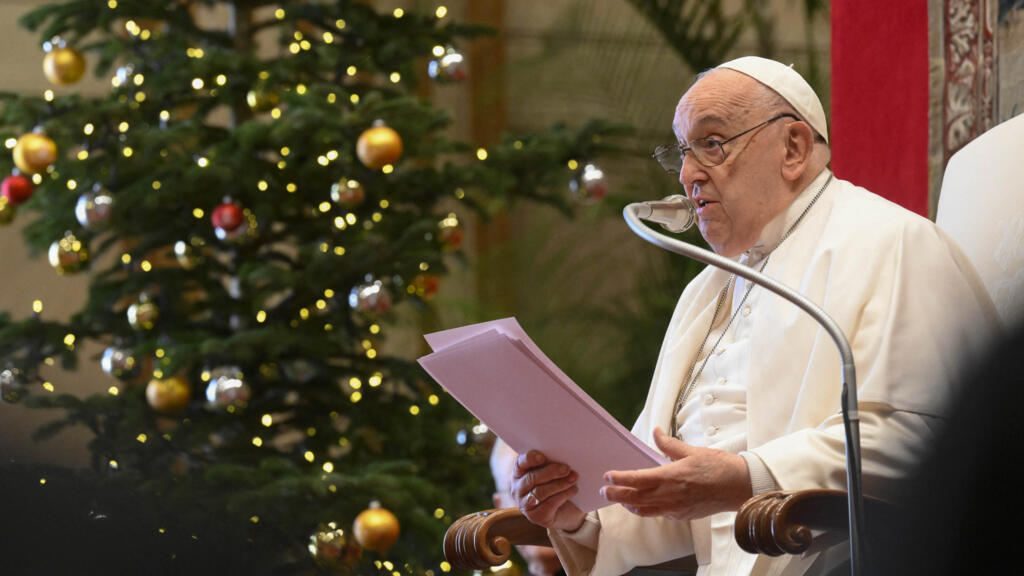 Papa Francisco discursa durante encontro com membros da Cúria Romana, no Vaticano, em 21 de dezembro de 2024.