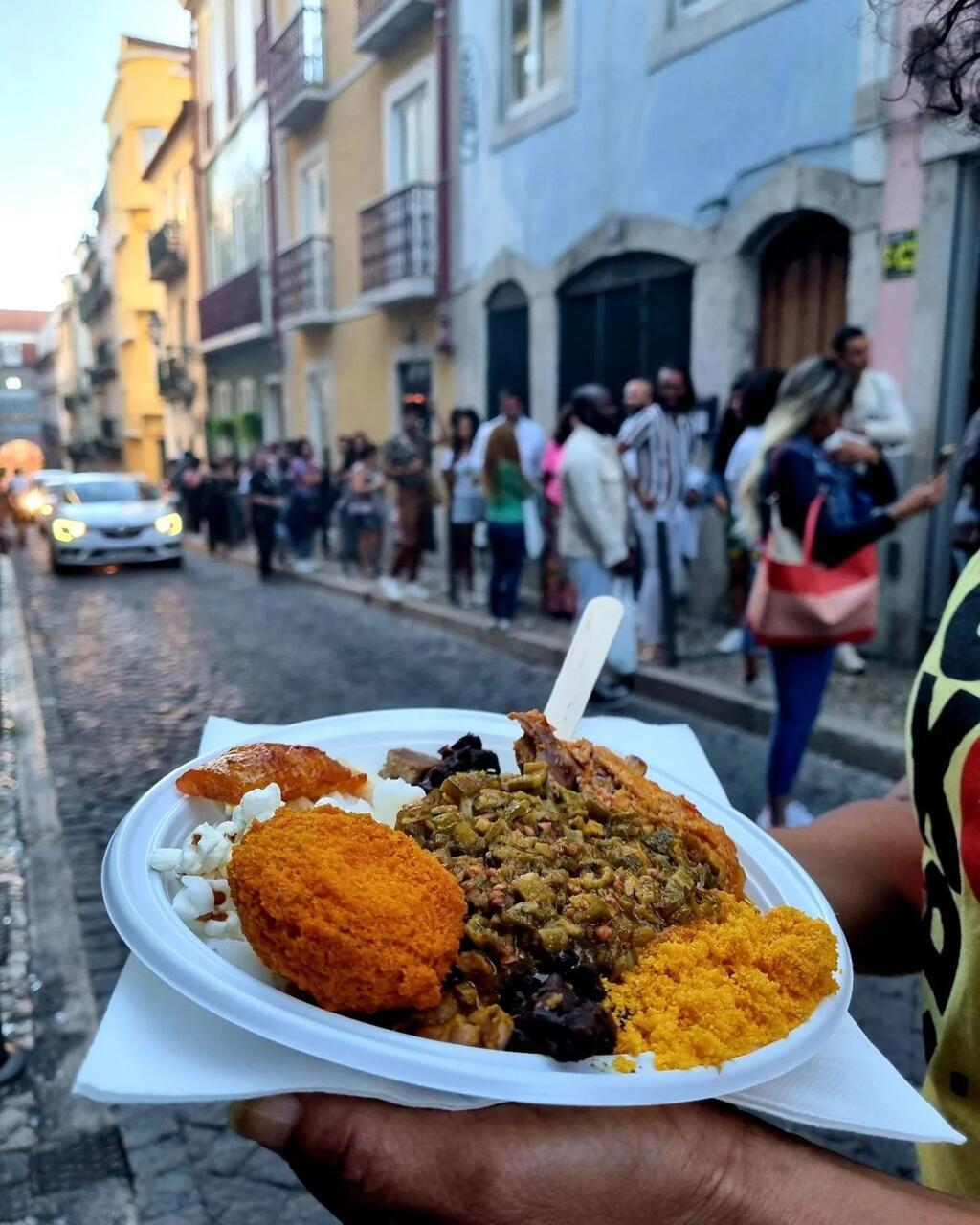 Pessoas na fila à espera do caruru de São Cosme e Damião