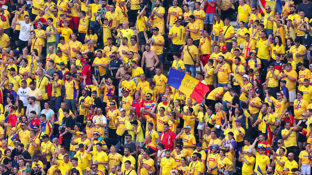 Suporteri ai echipei naționale de fotbal pe Arena Națională, București (ilustrație)