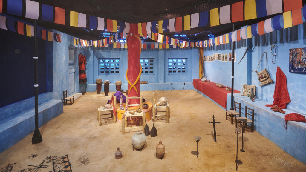 Un péristyle ou temple vaudou haïtien, avec ses objets rituels (ici reconstitué au Musée du Quai Branly, à l’identique de celui des parents du prêtre vaudou Erol Josué, commissaire associé de l’exposition « Zombis »).