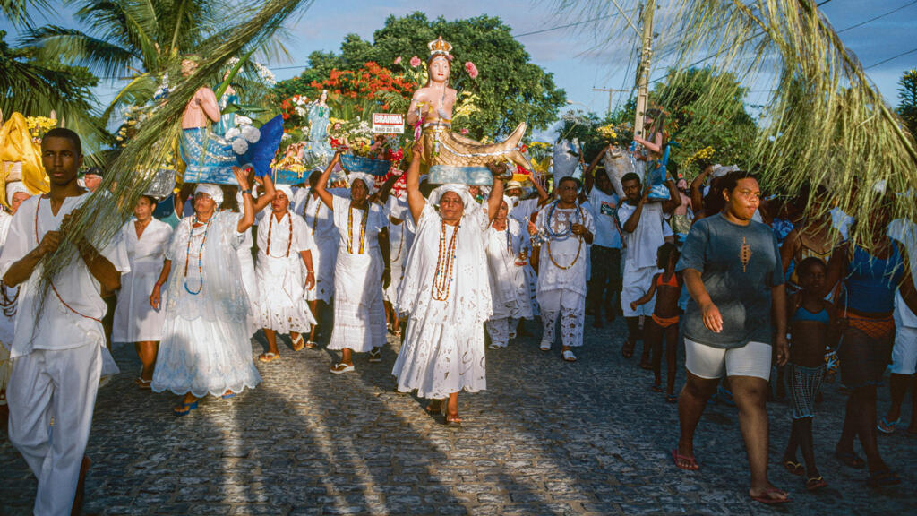 Procession pour la fête de Yemanja (le 2 février), Reine de la Mer, divinité des océans et de la protection, représentée par une sirène.