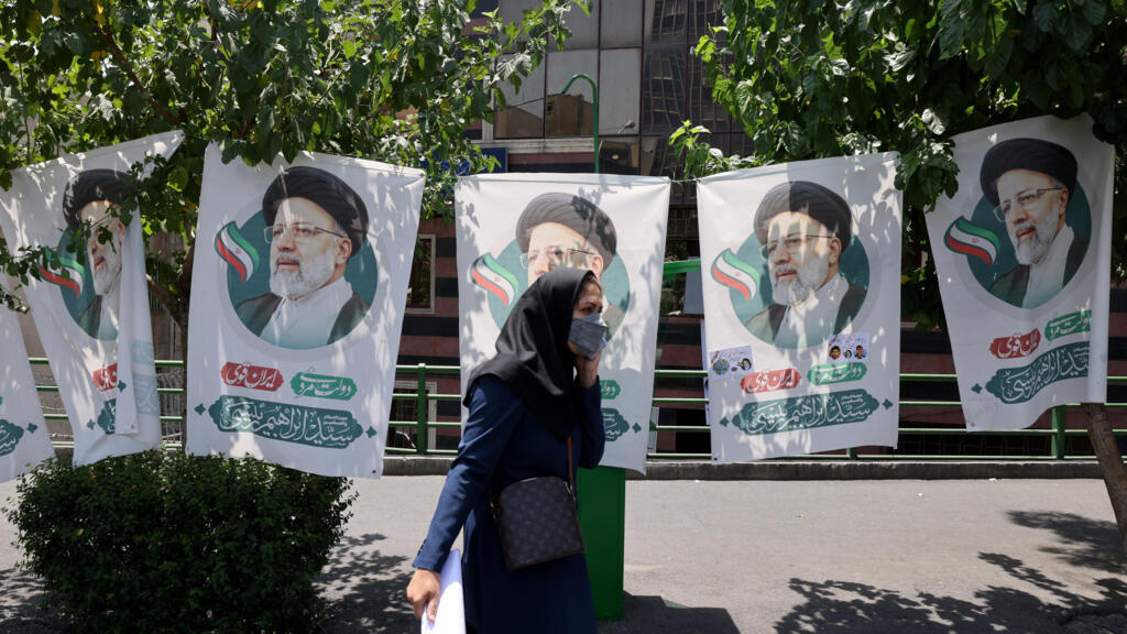 Une femme iranienne passe devant des affiches électorales dans la capitale iranienne, Téhéran, le 17 juin 2021.