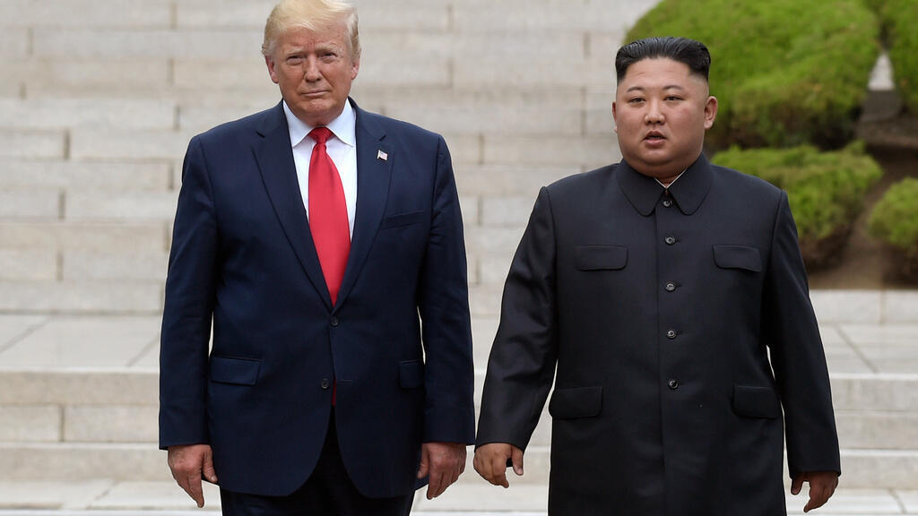 Ảnh lưu trữ : Tổng thống Mỹ Donald Trump (T) và lãnh đạo Bắc Triều Tiên Kim Jong Un tại Bàn Môn Điếm (Panmunjom), khu vực phi quân sự giữa hai miền Triều Tiên, ngày 30/06/2019.