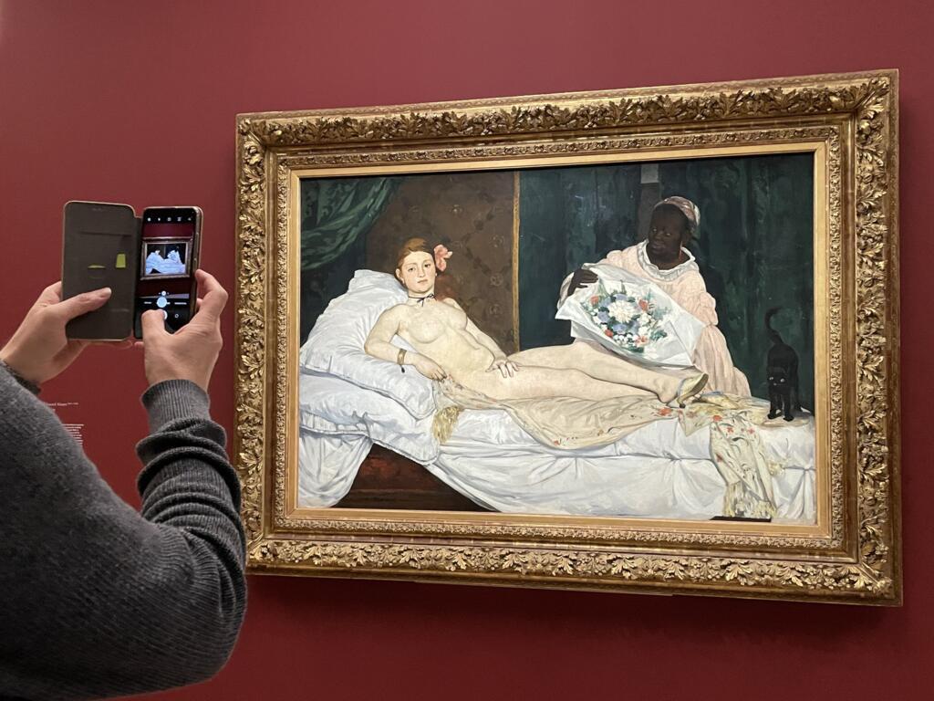 Visitante tira foto do quadro "Olympia", de Édouard Manet, no Museu d'Orsay, em Paris (28/04/23).