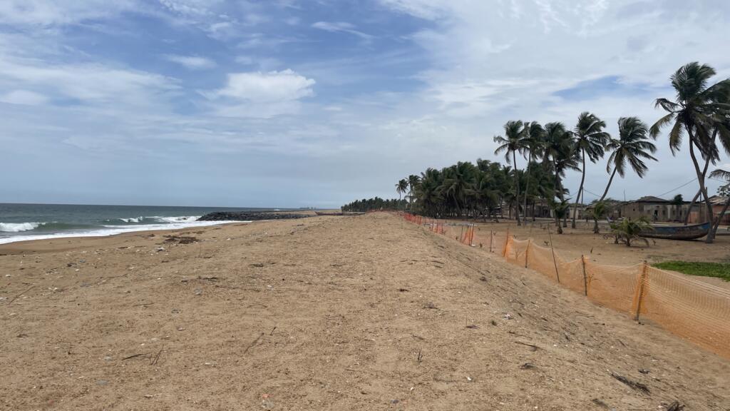 La plage d'Aného, ville du Togo, a été rechargée en sable pour faire face à l'érosion côtière. (photo prise en octobre 2023)