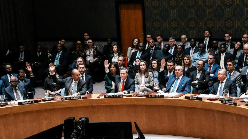 Ambasadorii statelor membre votează rezoluția Consiliului de securitate ONU pentru Gaza, 17 noiembrie 2025.