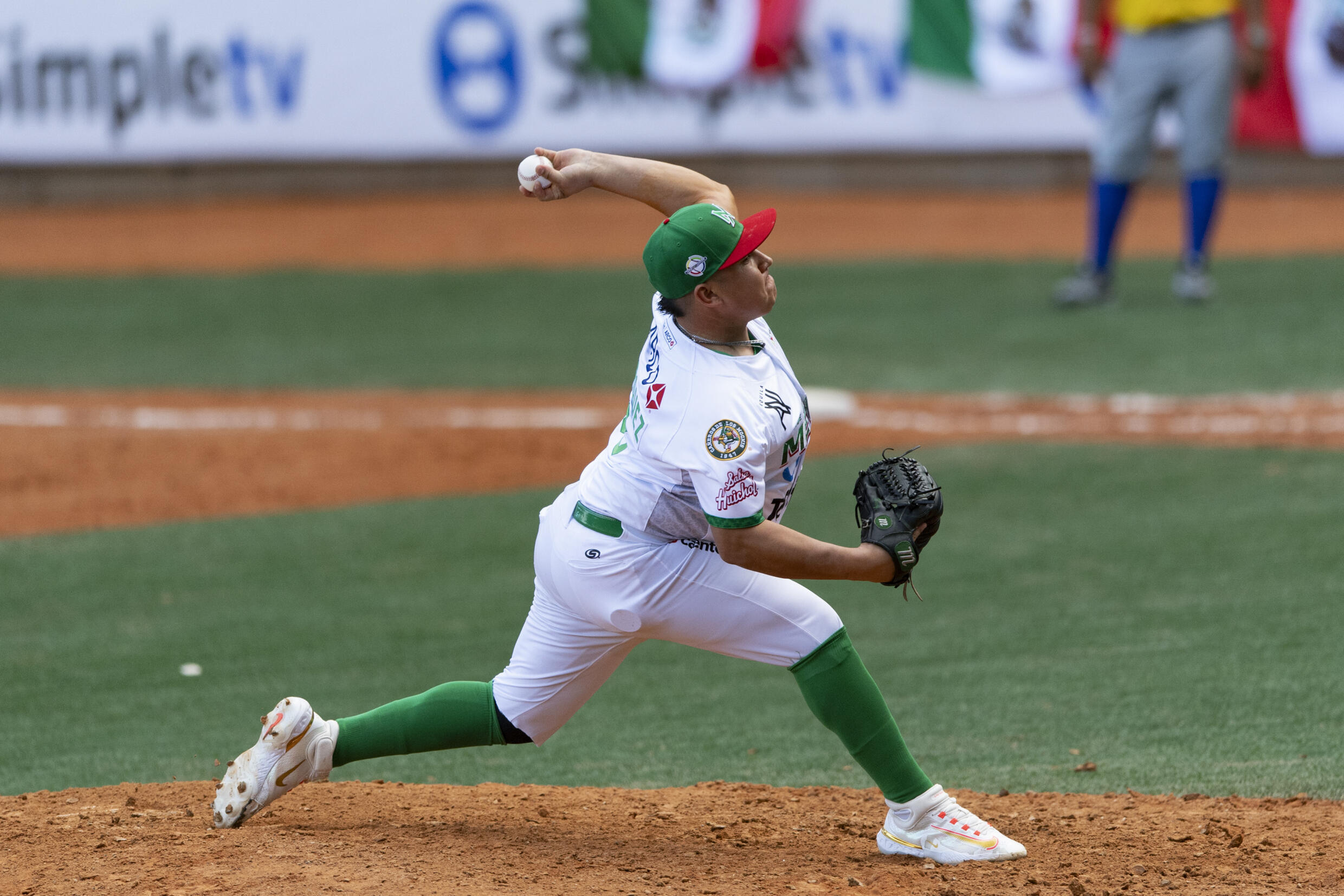 El zurdo Luis Márquez, pitcher de los Cañeros de Los Mochis, de México, lanza en un juego de la Serie del Caribe frente a los Vaqueros de Montería, de Colombia, en el Estadio Monumental Simón Bolívar, en Caracas, el 4 de febrero de 2023.